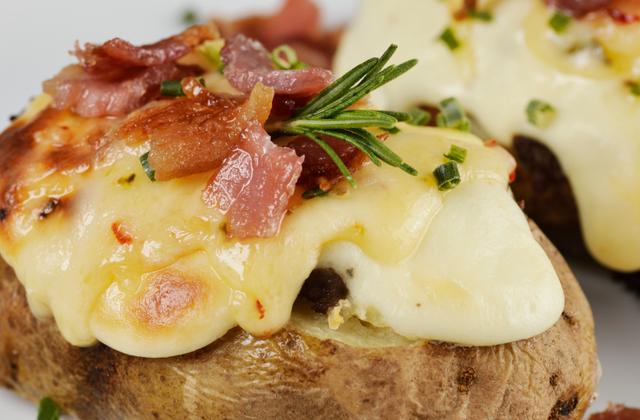 Pommes de terre farcies au bacon et tomme de Savoie - Photo par 750g