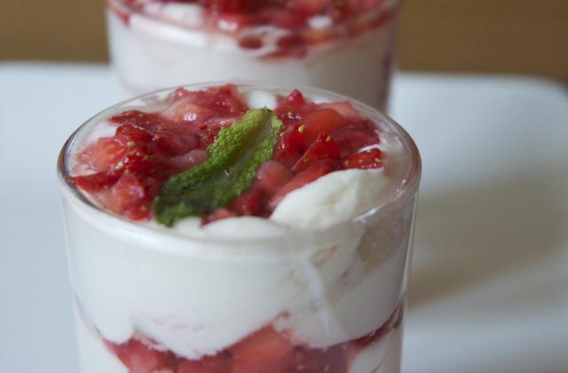 Verrines de ricotta et fraises au coulis de miel - Photo par jumojc