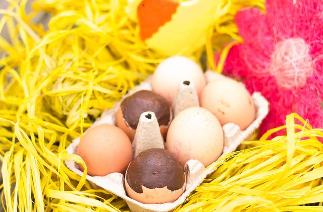 Œufs de pâques fourrés au chocolat praliné - Photo par christophe thermostat7.fr