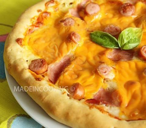 Pizza hot dog et croûte au gouda - Photo par grazief