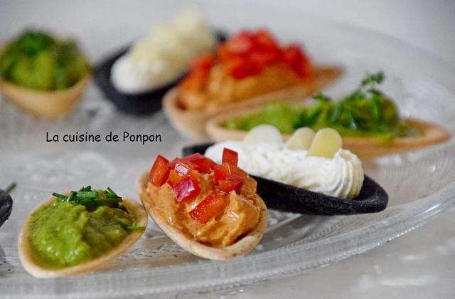 Apéritif de fines coquilles garnies de crème d'avocat, crème de tomates et fines herbes - Photo par Ponpon