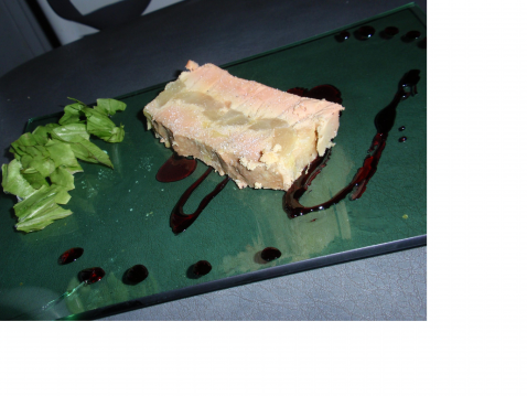 Foie gras aux poires caramélisées, réduction de cassis. - Photo par marielaurent