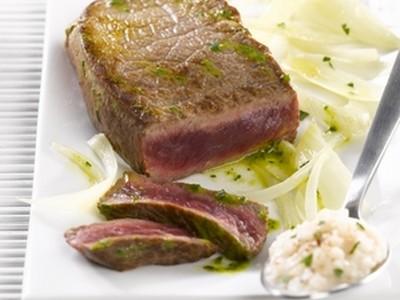 Pavés de bœuf Maître d'hôtel à la fondue de fenouil et à la purée d'haricots blancs - Photo par refval