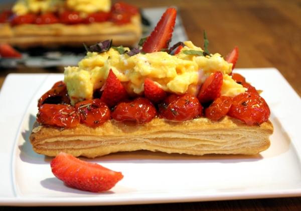 Tarte fine aux œufs brouillés, fraises fraiches & tomates confites - Photo par chouya