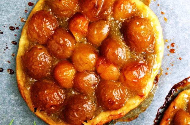 Tartelettes fines aux mirabelles, compote de rhubarbe et caramélisées au miel de romarin - Photo par On n'y va pas avec le dos de la cuillère