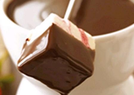 Fondue au chocolat maison aux fruits et à la brioche - Photo par Lindt