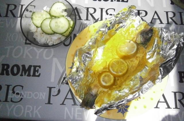 Truite en papillote au lait de coco, citron et curry - Photo par delicesdunenovice