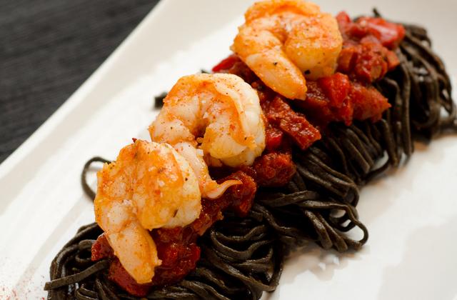 Linguine à l'encre de seiche, poivrons grillés, gambas et pimentón - Photo par Greg CookAndRoll
