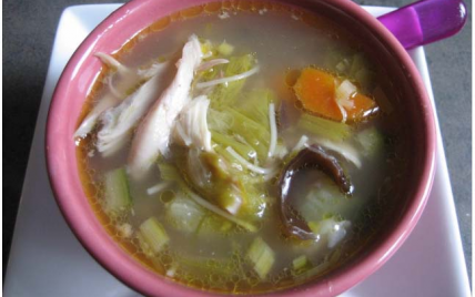 Bouillon de poule aux légumes et vermicelles parfumé à la citronnelle - Photo par cathyg2