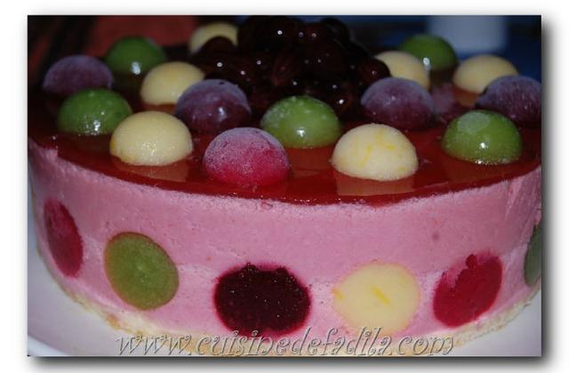 Bavarois aux fraises et ses bulles de fruits colorées - Photo par FadilaB