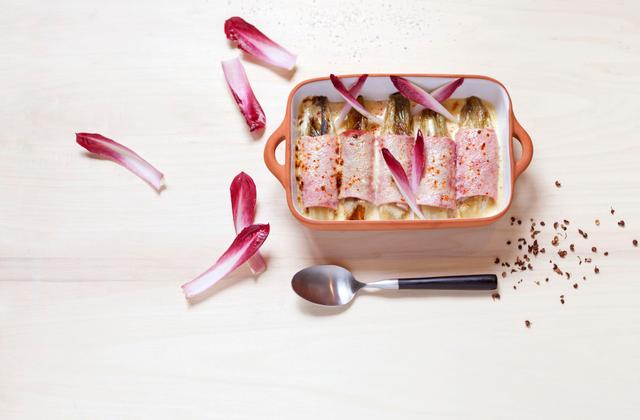 Endives braisées au miel, roulées au jambon et plumes d’endives - Photo par Netto