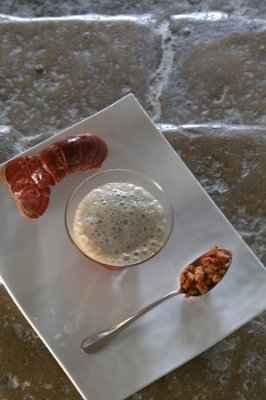 Le velouté mousseux de homard dit « Breton » en cappuccino de mousserons des près - Photo par 750g