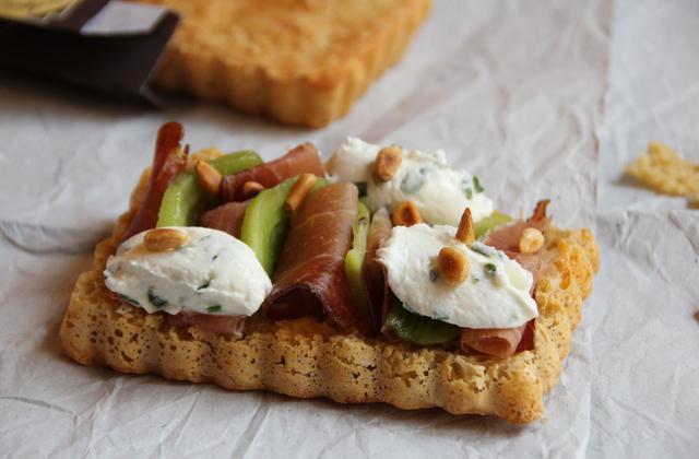 Pain à la crème de Saint-Agur, Speck, kiwi et pignons de pin, quenelles de Carré Frais au citron vert et ciboulette - Photo par jgdego