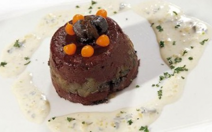 Charlotte de boudin aux escargots, endives confites au miel et Fourme d'Ambert - Photo par La Fourme d'Ambert