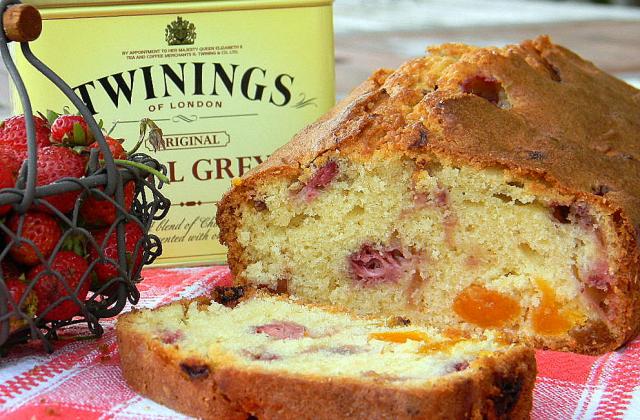 Cake aux fraises des bois, abricots à l'earl grey et baies roses - Photo par La soupe à la citrouille