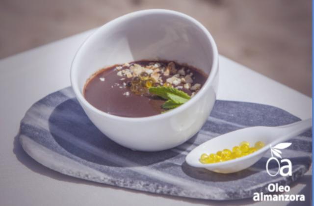 Chocolat noir doux avec fleurs de sel et perles - Photo par OleoAlmanzora