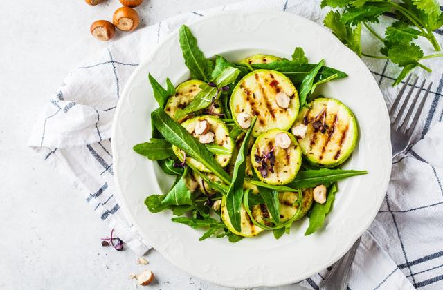 Salade de courgettes grillées, roquette et noisettes - Photo par 750g