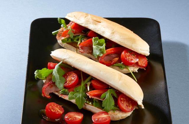 Hot dog du soleil, roquette et bacon - Amora