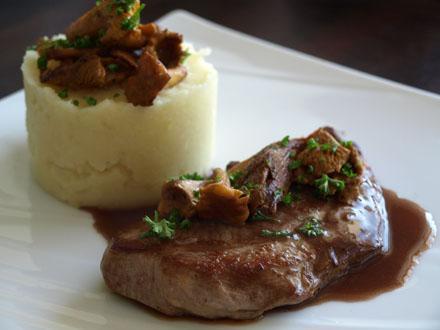 Noix d'agneau presto aux girolles, purée de panais et sauce à l'échalote - Cookismo