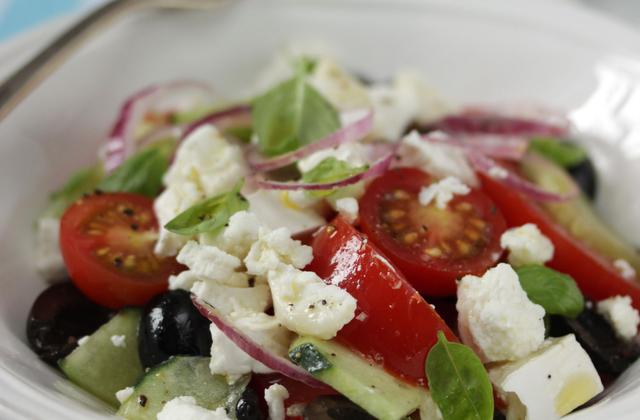 Salade grecque à la bûchette de chèvre affinée - Photo par presseM