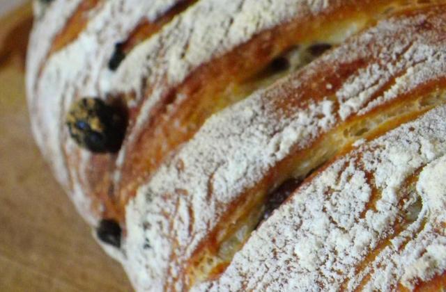 Pain de campagne pétri à la main aux noisettes et raisins - Photo par Rosenoisettes
