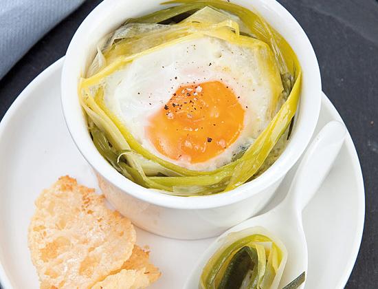 œuf cocotte à la fondue de poireau et tuiles au parmesan - Photo par Pascale Weeks