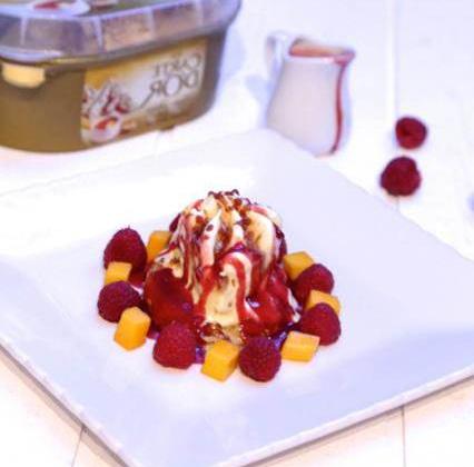 Brioche perdue, Crème glacée Carte d"Or Façon Glacier Vanille et Noix de Pécan, coulis de fruits rouges, framboises et mangue - Photo par Carte D'Or