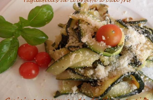 Tagiatelles légères de courgettes relevées à l'ail - Photo par Carmen