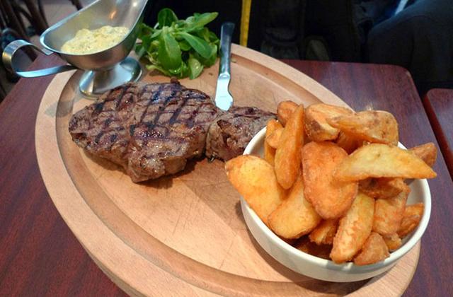 Côte de bœuf grillée à la sauce béarnaise et ses délicates pommes pont neuf fries - Photo par pucemo9