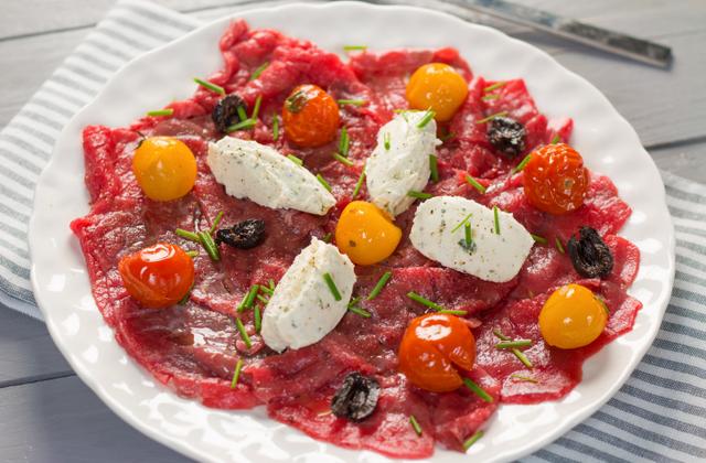 Carpaccio de bœuf, tomates confites, olives noires au Tartare ail et fines herbes - Photo par Quiveutdufromage.com