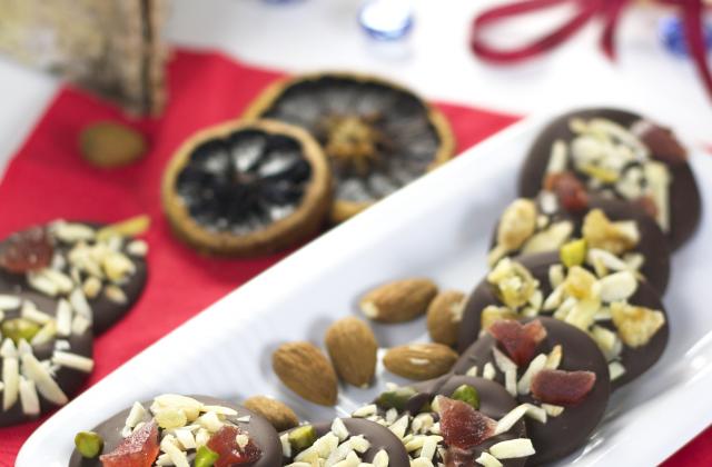Mendiants chocolat noir, amandes et fruits confits - Photo par 750g