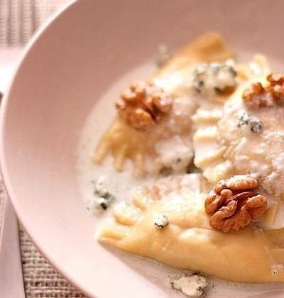 Ravioles fromagères au poulet et aux noix, sauce au Roquefort - Photo par Gourmandiseuse