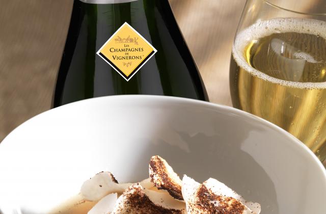 Île flottante aux champignons de Paris et canard fumé, poudre de pain grillé avec un champagne de Cigneron brut sans année - Les Champagnes de Vignerons