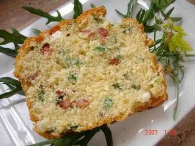 Cake aux oignons nouveaux, lardons fumés et feta - Photo par michelBlr