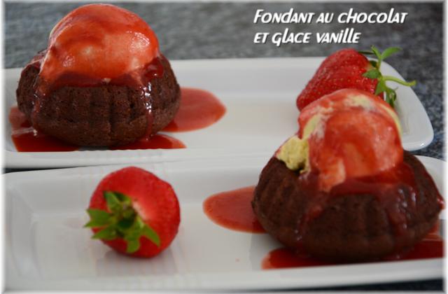 Fondant au chocolat, coulis de fraises et glace vanille - Photo par isajur