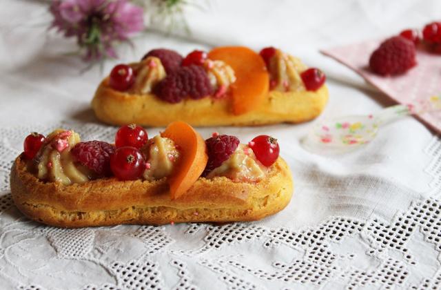 Eclair verveine, framboise, groseille et abricot, éclats de pralines roses - Photo par Carottesjaunestomatesroses