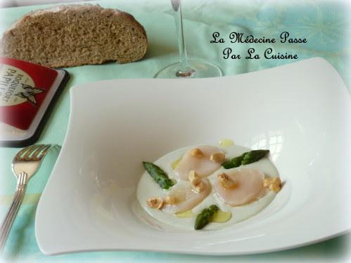 Saint-Jacques en carpaccio et crème de roquefort Papillon, asperges vertes et noisettes - Un macaron, une glace, deux chocolatines
