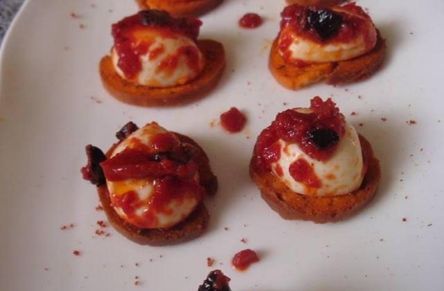 Mini tartine de mozzarella marinée à la tomate et aux olives - Photo par reneux