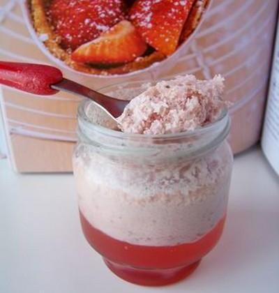 Yaourts à la fraise comme un milkshake à boire à la paille - Photo par darton