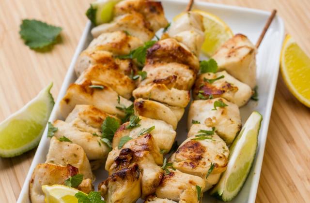 Brochettes de poulet marinées à l"huile d"olive et au citron - Photo par julient6t