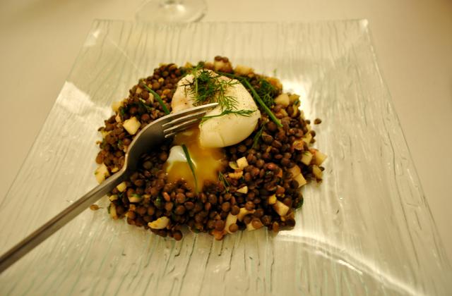 Salade de lentilles au merlu et au curry, œuf mollet - Photo par les becs fins