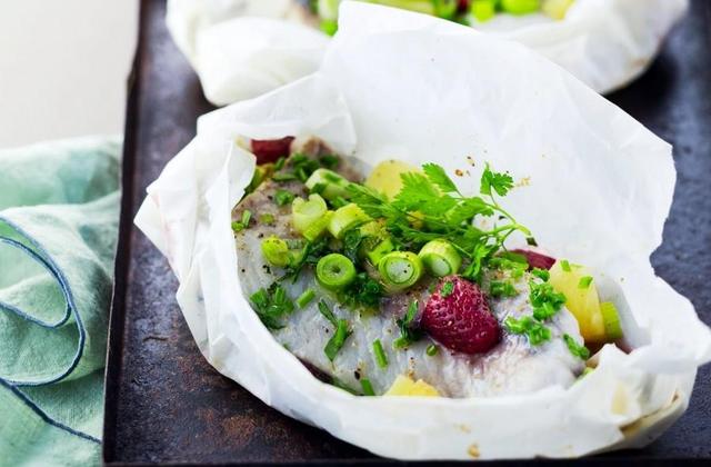 Papillotes de lieu à l'ananas et aux fraises - Photo par St Mamet