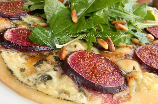Pizza aux figues et à la Fourme d'Ambert - Photo par La soupe à la citrouille