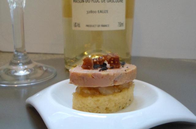 Bouchée apéritive au foie gras du Gers, confiture d'ail blanc de Lomagne sur fine tranche moelleuse au thym - Photo par Fourchette et Mascara