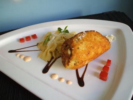Escalope de poulet farcie à l'italienne, ses farfalles et sa sauce fromagère à la tomate et au basilic ! Pour 6 - Photo par Recette de Benzo