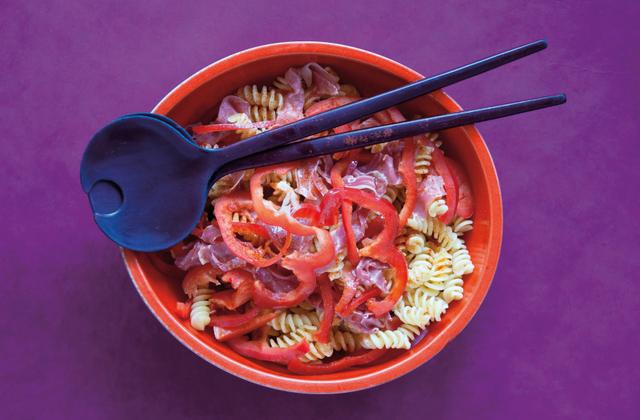 Salades de pâtes fraîch"attitude au poivron et au jambon cru - Photo par Interfel