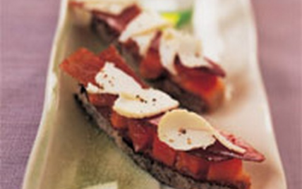 Mouillette de jambon cru cinta senese, abricots et copeaux de Picodon - Photo par Fromages de Chèvre