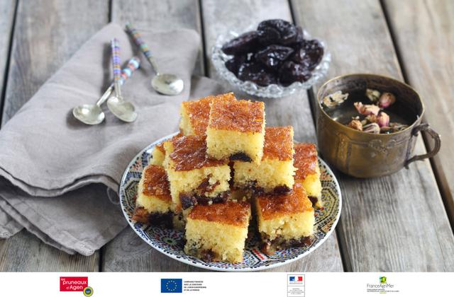 Gâteau de semoule aux pruneaux (Basboussa) - Photo par Silvia Santucci