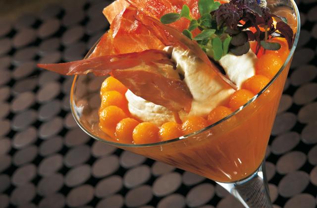 Soupe de melon, chantilly au porto et chips de jambon - Photo par Les Traiteurs de France