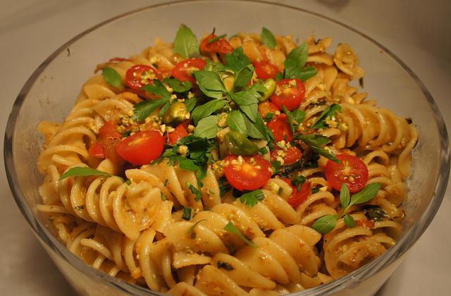 Fusillis au pesto de pistaches et tomates - o gourmandiz